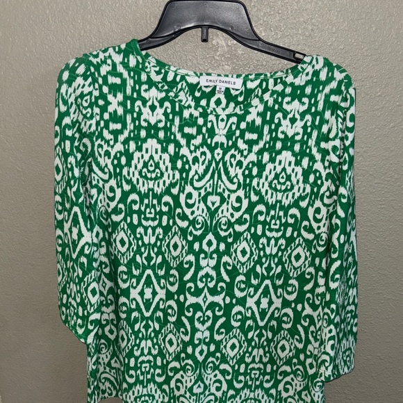 Emily Daniels Green and White Patterned Blouse - Picture 1 of 4